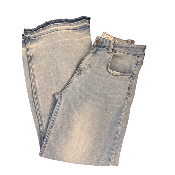 Twelve by Twelve Women's Light Wash Raw Hem Wide Leg Jeans‎ Sz 28 (US 6) - Picture 1 of 7